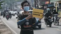 Relawan menggunakan poster untuk mengajak sarapan gratis di Lembaga Sedekah Nusantara, Sawangan, Depok, Minggu (5/9/2021). Aksi sosial ini digelar setiap hari mulai pukul 07.00-09.00 WIB yang menyajikan berbagai menu sarapan hingga 120 porsi tiap harinya. (merdeka.com/Iqbal S Nugroho)