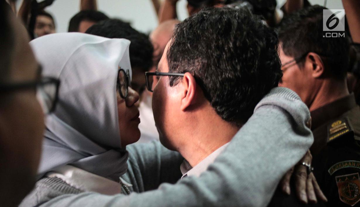Istri memeluk terdakwa kasus dugaan penghilangan barang bukti pengaturan skor Joko Driyono usai vonis di PN Jakarta Selatan, Selasa (23/7/2019). Mantan Plt Ketua Umum PSSI Joko Driyono (54) dinyatakan bersalah atas perkara pengrusakan barang bukti. (Liputan6.com/Faizal Fanani)