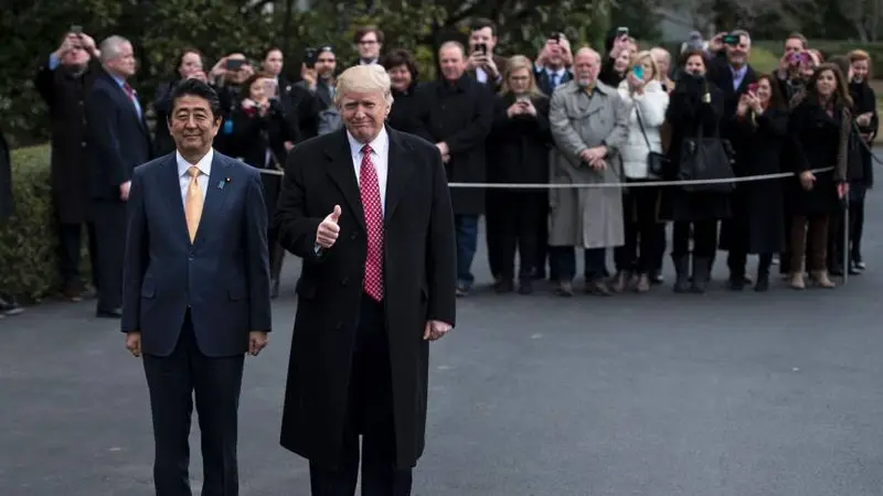 Perdana Menteri Jepang Shinzo Abe (kiri) bertemu dengan Presiden Amerika Serikat Donald Trump (kanan) di sebuah agenda bilateral (AFP/Jiji)