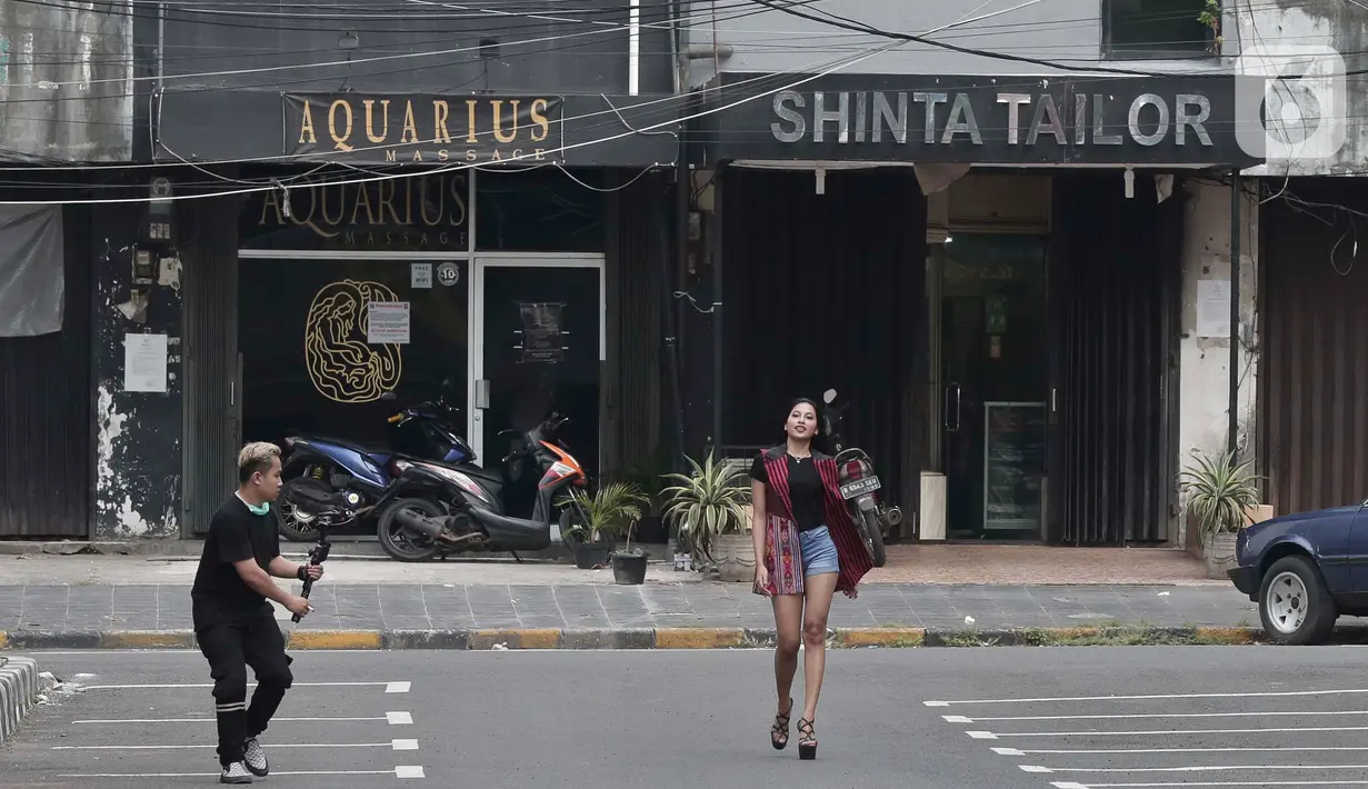 Warga melakukan pengambilan gambar di Kawasan Melawai, Jakarta, Minggu (31/5/2020). Penerapan masa Pembatasan Sosial Berskala Besar (PSBB) di DKI Jakarta dimanfaatkan oleh beberapa orang untuk mengambil gambar atau foto model. (Liputan6.com/Johan Tallo)