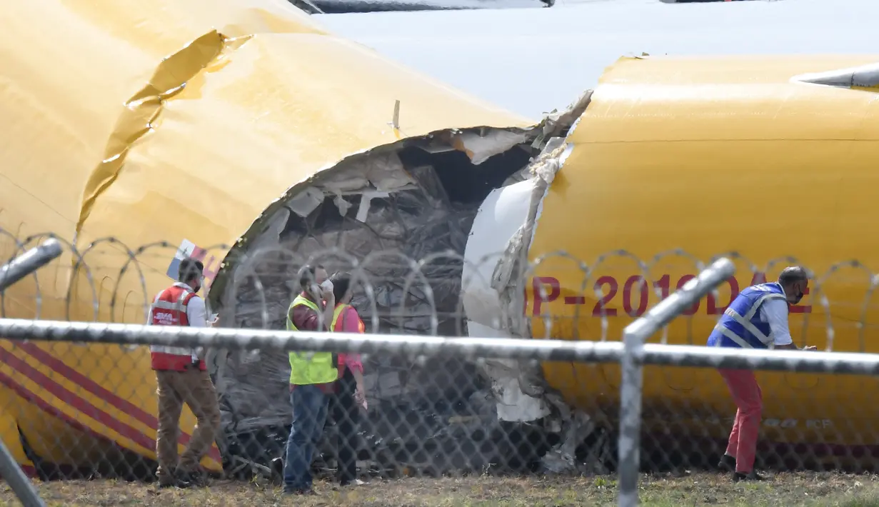 Sebuah pesawat kargo DHL terlihat setelah mendarat darurat karena masalah mekanis di bandara internasional Juan Santa Maria di Alajuela, Kosta Rika, 7 April 2022. Juru bicara DHL mengatakan penyelidikan akan dilakukan untuk mengetahui penyebab insiden tersebut. (Ezequiel BECERRA / AFP)
