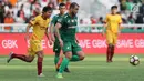 Pemain PSMS Medan membawa bola dengan dibayang-bayangi pemain Sriwijaya FC saat pertandingan perebutan juara ketiga Piala Presiden di Stadion Gelora Bung Karno, Jakarta, Sabtu (17/2). Sriwijaya FC unggul 4-0. (Liputan6.com/Arya Manggala)