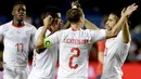 Para pemain Swiss merayakan gol yang dicetak Ricardo Rodriguez ke gawang Spanyol pada laga persahabatan di Stadion La Ceramica, Vila-real, Minggu (3/6/2018). Kedua negara bermain imbang 1-1. (AFP/Jose Jordan)