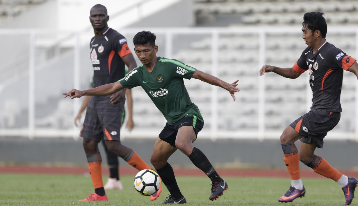 Gelandang Timnas Indonesia U-23, T.M. Ichsan, mengontrol bola saat melawan Semen Padang pada laga ujicoba di Stadion Madya, Jakarta, Selasa (12/3). Keduanya bermain imbang 2-2. (Bola.com/Vitalis Yogi Trisna)