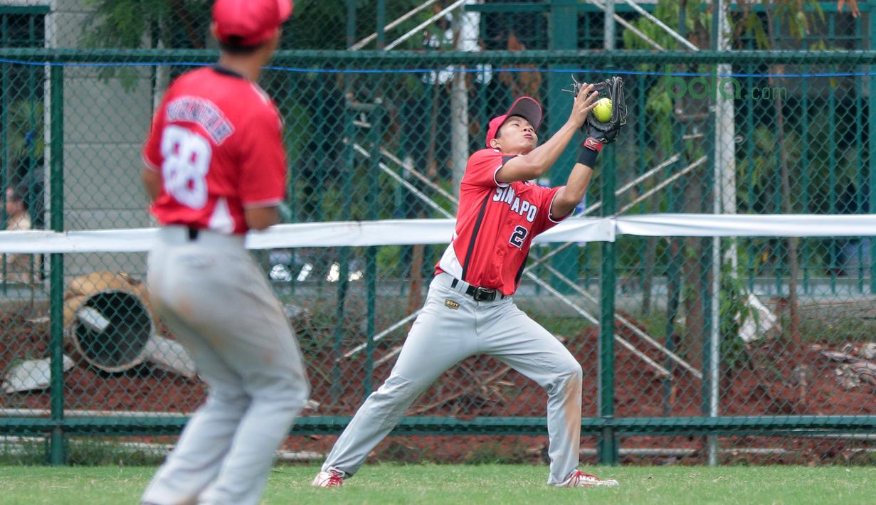 Pemain Singapura, Shamus sigap menangkap bola saat melawan Taiwan pada laga Asian Softball Championship di Senayan, Jakarta,Selasa (24/4/2018). Singapura menang 12-4. (Bola.com/Nick Hanoatubun)
