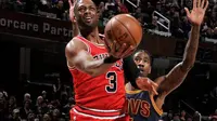 Bintang Chicago Bulls, Dwyane Wade, mencetak dobel-dobel untuk memimpin timnya mengalahkan tuan rumah Cleveland Cavaliers dalam lanjutan NBA, Sabtu (25/2/2017). (NBA.com)
