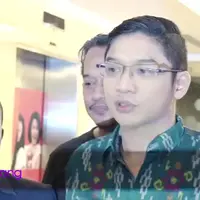 Pasangan Pasha Ungu dan Adelia Wilhelmina tengah berbahagia setelah dianugerahi anak ketiga. Saat ditemui di Rumah Sakit Pondok Indah (RSPI), Jakarta Selatan, Pasha mengungkapkan ada sesuatu yang membuat anak dan istrinya belum bisa pulang.
