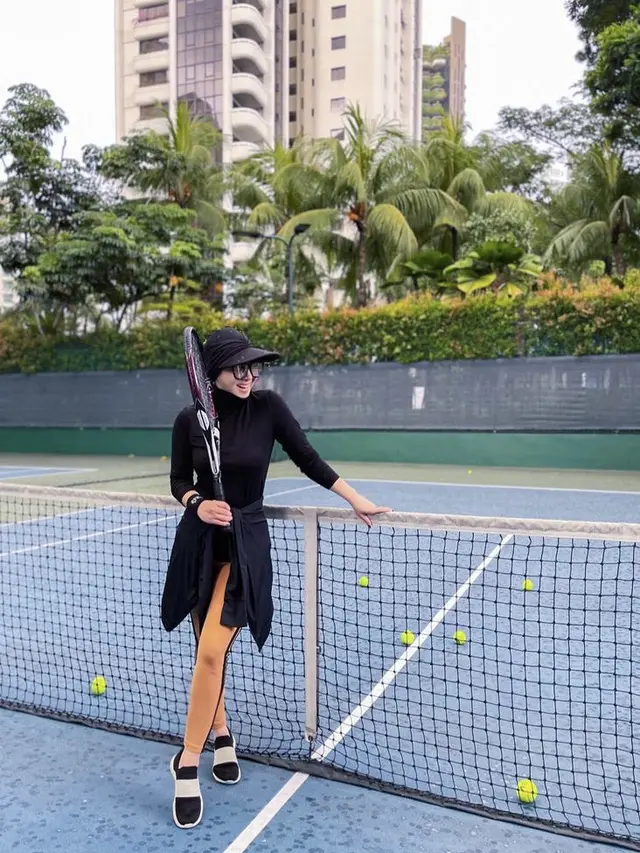 Tampilan Baju Olahraga Syahrini saat Bermain Tenis, credit: (@princessyahrini)