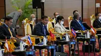 Menlu Kamboja Prak Sokhonn (kedua kanan), menyampaikan pidato pembukaan pada Pertemuan Antar Menteri Luar Negeri ASEAN dengan perwakilan Komisi Antarpemerintah ASEAN untuk HAM (AICHR) di Phnom Penh, Kamboja, 2 Agustus 2022. (AP Photo/Heng Sinith )