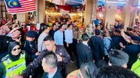 Presiden Joko Widodo atau Jokowi bersama Perdana Menteri (PM) Malaysia Anwar Ibrahim menyapa pedagang dan penjual di Pasar Chow Kit, Kuala Lumpur, Malaysia, Kamis (8/6/2023). (Foto: Laily Rachev - Biro Pers Sekretariat Presiden)