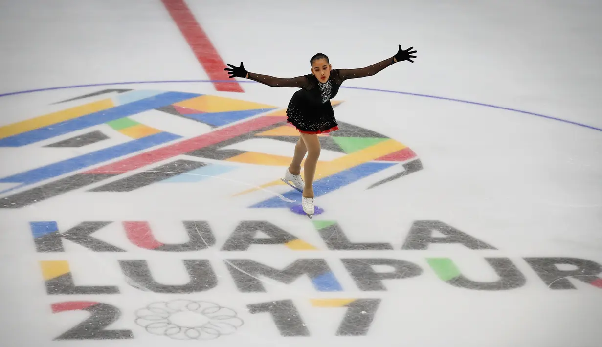 Atlet Ice Skating asal Malaysia, Aina Sorfina Aminudin saat beraksi dalam kejuaraan Senior Ladies Free Skating pada SEA Games 2017 di Shah Alam, Malaysia, (27/8). (AP Photo / Vincent Thian)