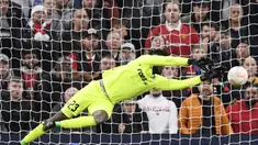 Sosok Francis Uzoho sukses menjadi momok bagi Setan Merah pada laga matchday 4 fase grup Liga Europa 2022/2023. Kiper Omonia Nicosia itu tercatat 12 kali melakukan penyelamatan. (AFP/Oli Scarff)