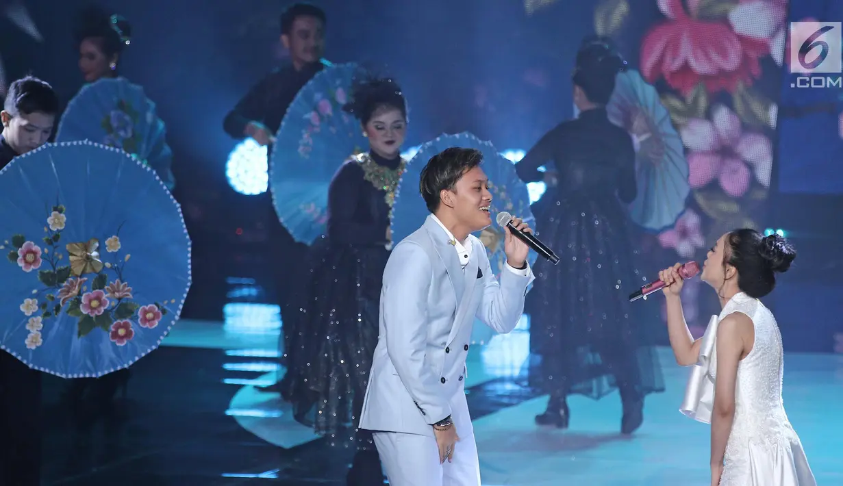 Penampilan Rizky Ferbian saat berduet dengan pedangdut Lesti Andryani pada perayaan HUT Indosiar ke-23 di Jakarta Convention Center (JCC), Kamis (11/1). HUT Indosiar Bertema “Konser Raya 23 Tahun Indosiar Luar Biasa”. (Liputan6.com/Herman Zakharia)
