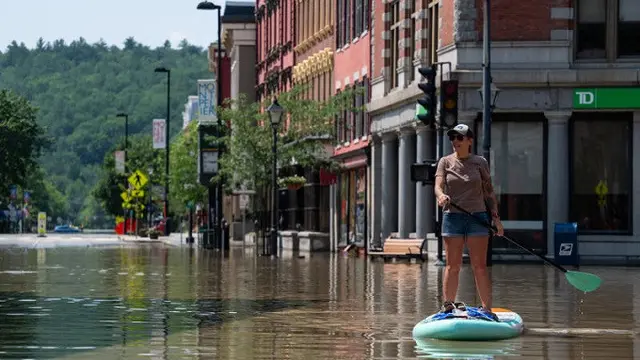 Penampakan banjir di persimpangan Main Street dan East State Street di Montpelier, Vermont, Amerika Serikat, pada Selasa 11 Juli 2023. (Dok. Kylie Cooper/AFP)