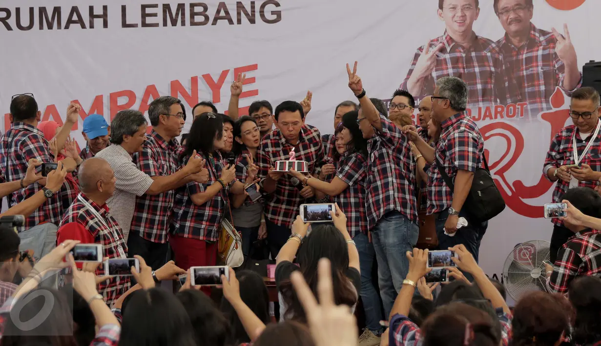 Cagub DKI Jakarta Basuki Tjahaja Purnama atau Ahok meniup lilin saat mendapat kejutan dari teman-temannya semasa kuliah di Rumah Lembang, Jakarta, Kamis (24/11). Kedatangan teman kuliah Ahok itu guna memberikan dukungan. (Liputan6.com/Gempur M Surya)