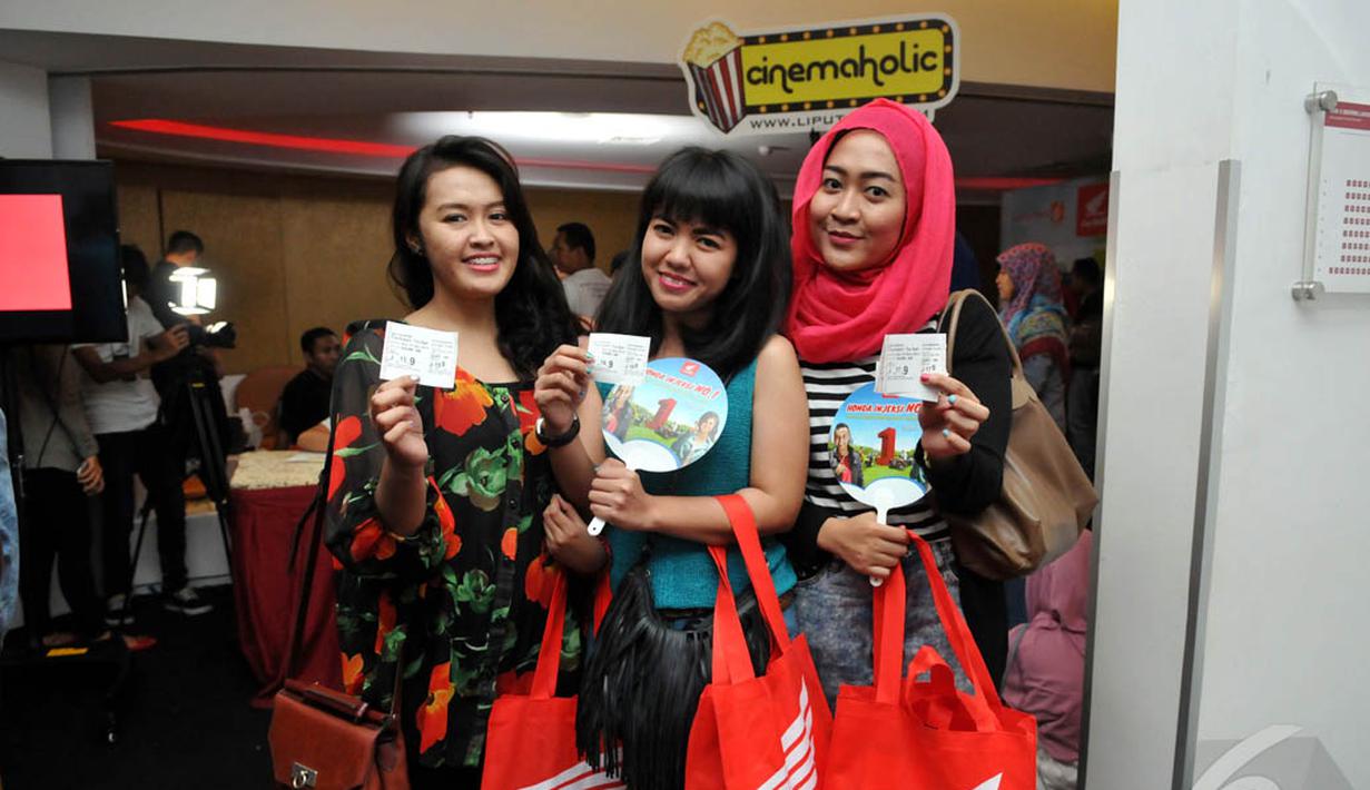 Para Cinemaholic menunjukkan tiket nonton bareng The Hobbit: The Battle of the Five Armies di Blitz Megaplex,  Jakarta, Minggu (21/12/2014). (Liputan6.com/Panji Diksana)