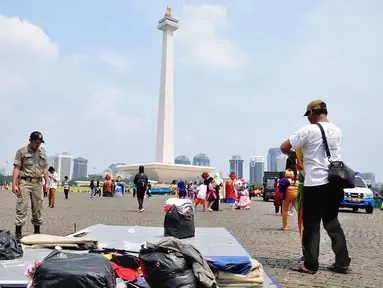Sejumlah pedagang kaki lima di kawasan Monumen Nasional, Jakarta, ditertibkan petugas Satpol PP (Liputan6.com/Faizal Fanani)