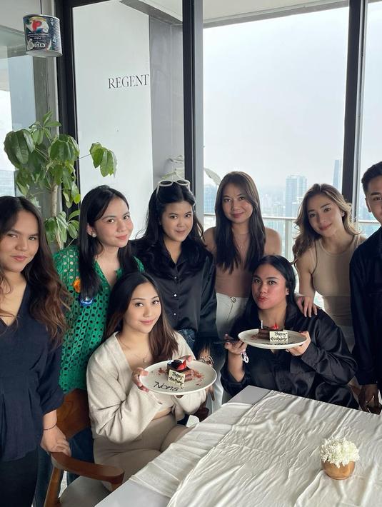 Selain dari keluarga, Winona juga mendapat kejutan dari para sahabat. Momen tersebut dirayakan secara intimate dan penuh keseruan. Aura wanita yang kerap disapa Nona ini juga makin terpancar. Di usia baru yang sudah menyandang status istri sekaligus ibu, ia pun terlihat makin dewasa. (Liputan6.com/IG/@nonawilly16)