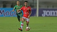 Pemain Persija Jakarta, Sandi Sute saat melawan PS TNI pada laga Liga 1 2017 di Stadion Pakansari, Bogor, Jumat (8/6/2017). (Bola.com/Nicklas Hanoatubun)