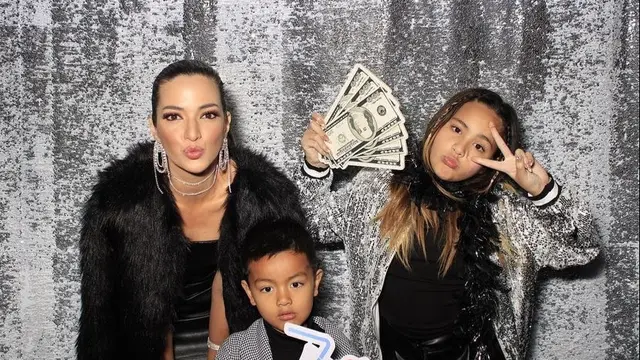 Potret Kedekatan Nia Ramadhani dan Mikhayla