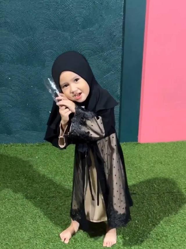 Khalisa Putri kenakan hijab saat bernyanyi dan menari dalam video