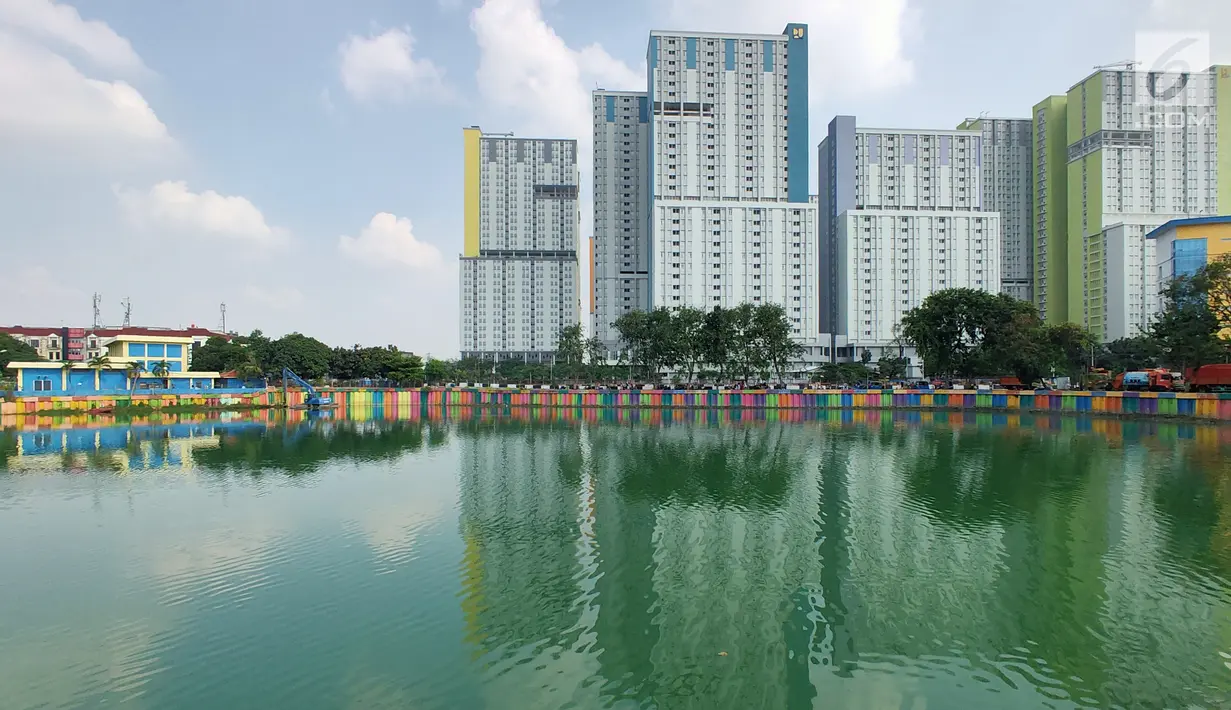 Kondisi Danau Sunter yang berwarna hijau di Jakarta Utara pada Senin (8/7/2019). Lamanya musim kemarau di Ibu kota menjadi penyebab danau tersebut berubah warna menjadi hijau yang dipicu oleh pertumbuhan lumut. (Liputan6.com/Immanuel Antonius)