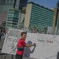Masyarakat menandatangani dilukisan capres 01 dan 02  yang bertema ‘ Pemilu Penuh Cinta’  saat Car Free day di kawasan Bundaran HI, Jakarta, MInggu (14/4). Kampanye tersebut untuk mengajak masyarakat untuk berpartisipasi dalam Pemilu secara Damai. (Liputan6.com/Faizal Fanani)