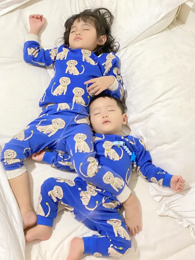 7 Potret Anak Ryana Dea Pakai Baju Kembar, Bikin Gemas