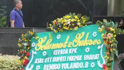 Sebuah karangan bunga ucapan terima kasih menghiasi depan gedung KPK di Jakarta, Jumat (23/11). Karangan bunga tersebut dikirim oleh Masyarakat Pendukung KPK atas OTT terhadap Bupati Pakpak Bharat Remigo Yolando Berutu. (Merdeka.com/Dwi Narwoko)