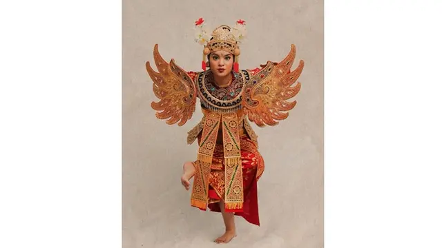 6 Gaya Syandria Cicit Soekarno saat Pakai Baju Tradisional,Tampil Modis