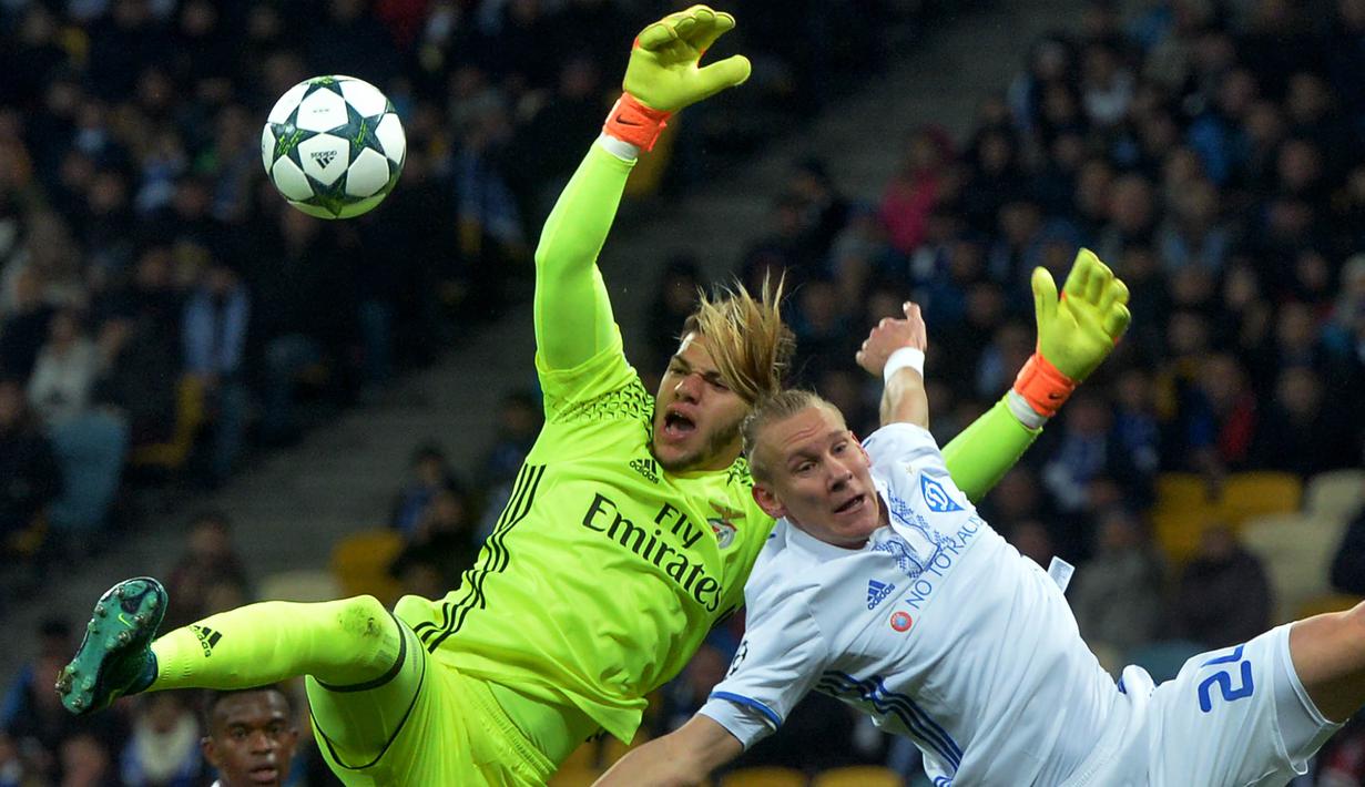Kiper Benfica, Ederson Moraes, berebut bola dengan bek Dynamo Kiev, Domagoj Vida, pada laga Liga Champions di Stadion Olimpiysky, Kiev, Rabu (19/10/2016). (AFP/Genya Savilov)