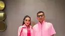 Pesona menawan Genda Ashanty berbalut pakaian olahraga serba pink berupa jaket parasut warna pink muda, tank top pink tua, dan celana panjang warna senada dengan jaketnya. [@ashanty_ash]