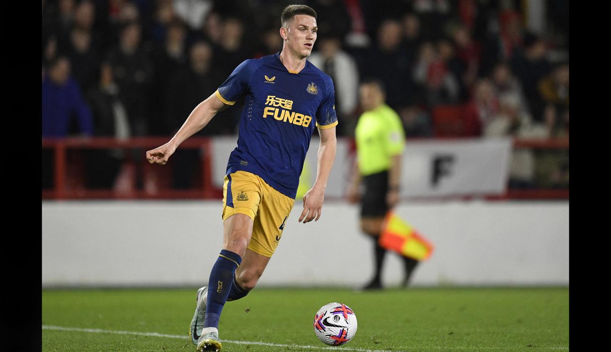 Pemain Newcastle United, Sven Botman, saat pertandingan melawan Nottingham Forest dalam laga lanjutan Liga Inggris 2022/2023 yang berlangsung di The City Ground, Jumat (17/3/2023). Sven Botman merupakan palang pintu Newcastle musim ini. Pemain dengan tinggi 195cm dan berusia 23 tahun tersebut telah menjadi pilihan utama Eddie Howe dengan penampilan sebanyak 39 kali disemua kompetisi yang diikuti oleh Newcastle. (AFP/Oli Scarff)