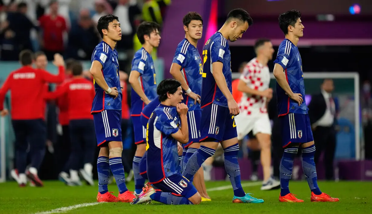Para pemain Jepang bereaksi pada akhir adu penalti melawan Kroasia pada pertandingan sepak bola babak 16 besar Piala Dunia 2022 di Stadion Al Janoub, Al Wakrah, Qatar, 5 Desember 2022. Jepang gagal memecahkan rekor menembus perempat final Piala Dunia 2022 usai disingkirkan Kroasia lewat adu penalti 1-3. (AP Photo/Alessandra Tarantino)