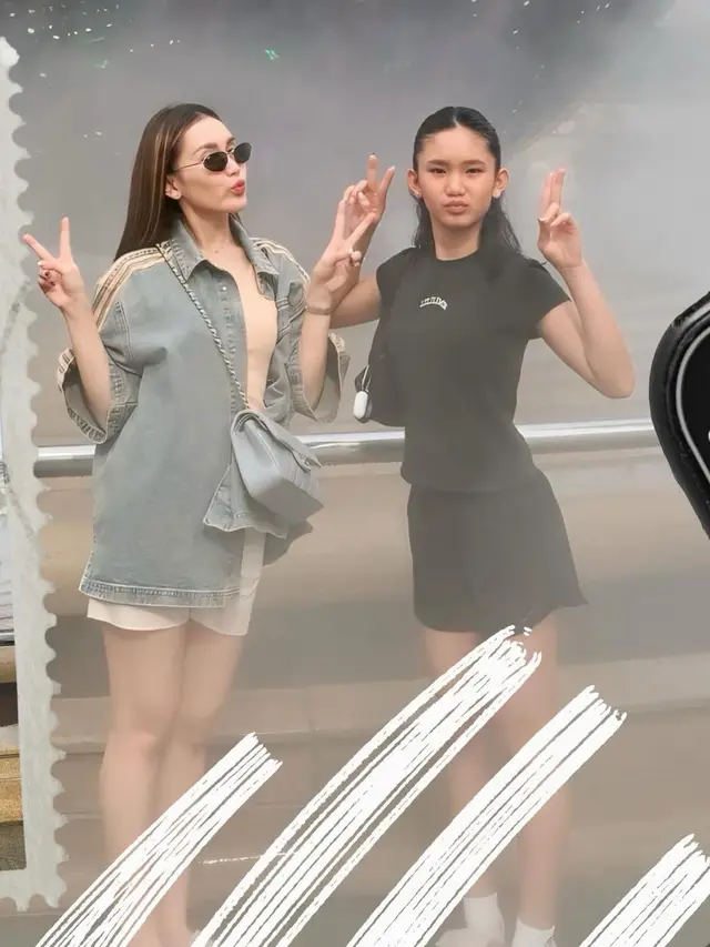 Ayu Ting Ting dan Bilqis liburan ke Singapura . [@ayutingting92]