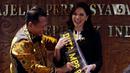 Ketua MPR Bambang Soesatyo (kiri) memasangkan selendang kepada runner up Puteri Indonesia 2020 Kalista Iskandar di Kompleks Parlemen, Senayan, Jakarta, Kamis (12/3/2020). Puteri Indonesia 2020 Ayu Maulida dan sejumlah runner up didaulat menjadi Duta MPR RI. (Liputan6.com/Johan Tallo)