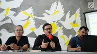 Direktur Amnesty International Indonesia Usman Hamid (tengah) menyampaikan keterangan bersama IPT 65 di Jakarta, Jumat (20/10). Rilis terkait Indonesia perlu membuka arsip tragedi 65 pasca diungkapnya dokumen Amerika. (Liputan6.com/Helmi Fithriansyah)
