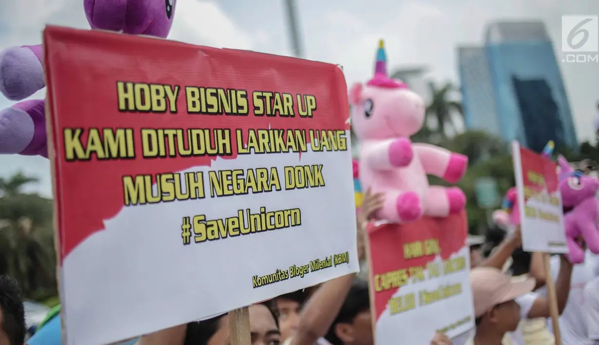 Sejumlah spanduk dan boneka dibawa saat puluhan massa yang tergabung dalam Komunitas Blogger Milenial (KBM) menggelar aksi #SaveUnicorn di Jakarta, Selasa (19/2). (Liputan6.com/Faizal Fanani)