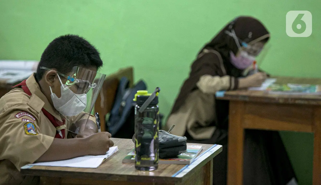 Siswa mengikuti hari pertama uji coba Pembelajaran Tatap Muka (PTM) di SDN Kenari 08 Pagi, Jakarta, Rabu (7/4/2021). Pemprov DKI Jakarta mulai melakukan uji coba pembelajaran tatap muka secara terbatas di 100 sekolah mulai 7 hingga 29 April 2021. (Liputan6.com/Faizal Fanani)
