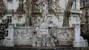 Grafiti bertuliskan 'insureksi populer' tertulis pada patung dekat Arc de Triomphe, Paris, Prancis, Minggu (2/12). Rakyat menuding kenaikan pajak bahan bakar berdampak pada risiko meningkatnya biaya hidup. (AP Photo/Kamil Zihnioglu)