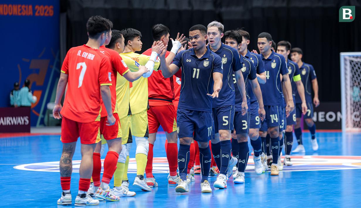 Pemain Timnas Futsal Thailand, Muhammad Osmanmusa memimpin rekan-rekannya bersalaman dengan para pemain Vietnam setelah laga Grup B Piala Asia Futsal 2026 di Indonesia Arena, Senayan, Jakarta, Sabtu (31/01/2026). (Bola.com/Bagaskara Lazuardi)