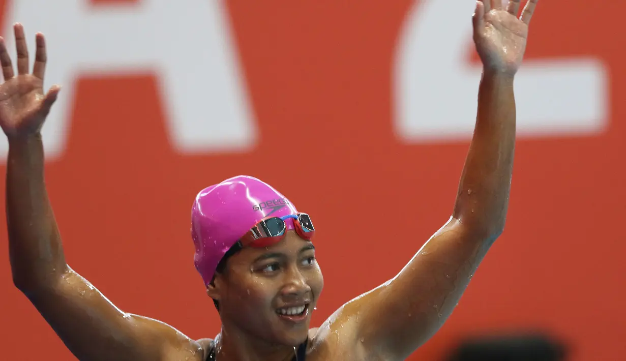 Atlet para renang, Syuci Indriani usai berlaga di final 200 meter gaya bebas putri S14 Asian Para Games 2018 di Stadion Akuatik Kompleks GBK, Jakarta, Minggu (7/10). Syuci meraih posisi ketiga dan berhak atas perunggu. (Liputan6.com/Helmi Fithriansyah)