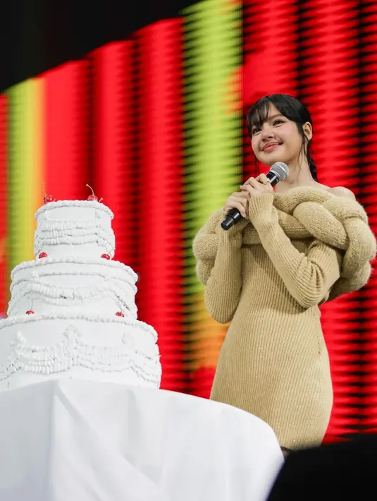 Tampil cute, Lisa BLACKPINK menyempurnakan penampilannya dengan gaya rambut hitam panjang yang dibagi beberapa bagian kecil lalu dikepang. [Foto: Instagram/lalalalisa_m]