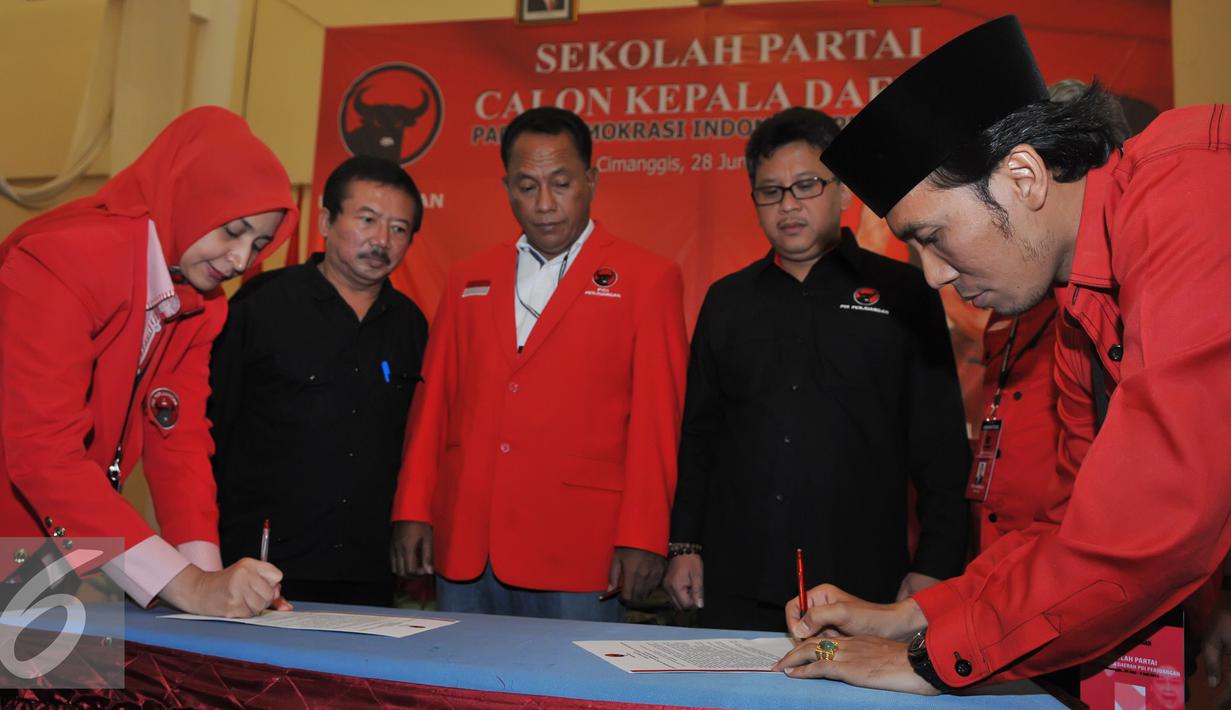 Sekjen PDIP, Hasto Kristianto menyaksikan penandatanganan calon kepala daerah dari PDIP, Jawa Barat, Jumat (3/7/2015). Sekolah partai berlangsung sejak 28 Juni hingga 3 Juli 2015 dihadiri 114 orang calon. (Liputan6.com/Herman Zakharia)