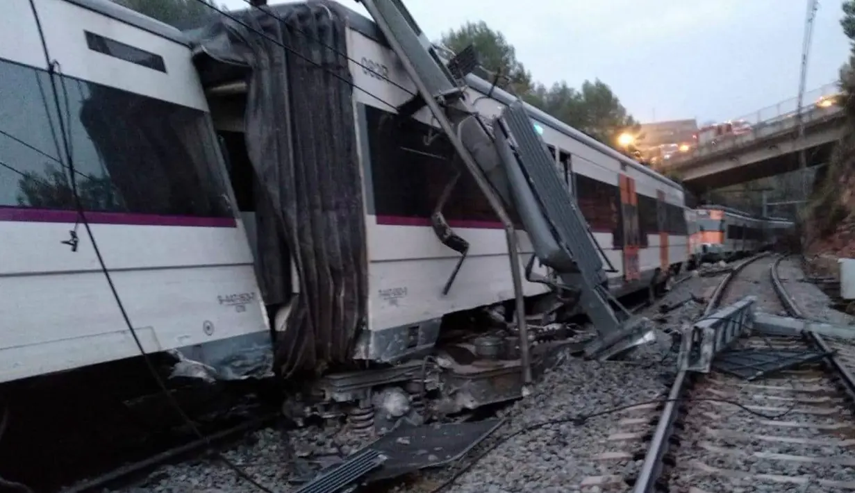 Sebuah kereta komuter yang tergelincir dan keluar jalur  akibat terjangan longsor di Vacarisses, Barcelona, Selasa (20/11). Diketahui ada sekitar 150 penumpang di dalam kereta saat kecelakaan tersebut. (Anti-radar Catalunya via AP)