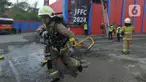 Tim Pemadam Kebakaran Johar Jakarta Pusat saat mengikuti pertandingan Jakarta Fire Fighter Challenge 2024 di Pusdiklat Damkar Ciracas, Jakarta, Kamis (27/6/2024). (merdeka.com/Imam Buhori)