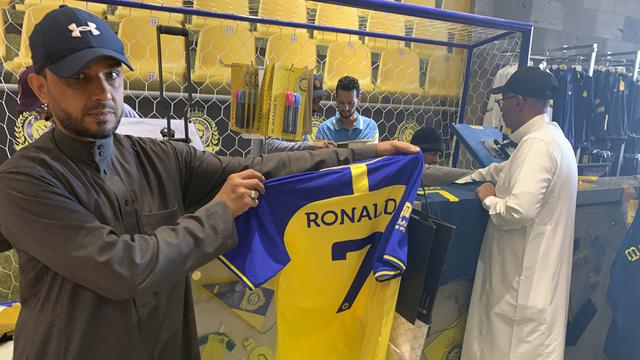 Foto: Cristiano Ronaldo Datang, Jersey Al Nassr Laris Manis Diburu Fans
