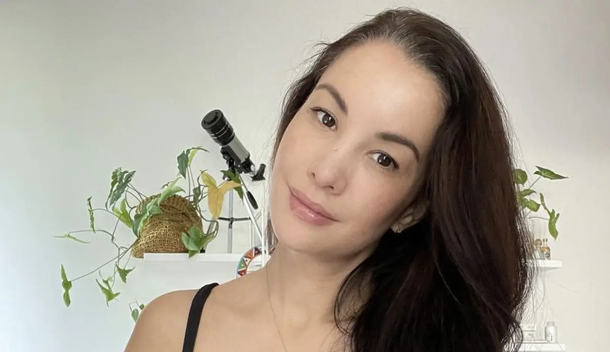 <p>Berkarir menjadi model sejak usia 12 tahun, Nadya tetap memesona dengan rambut berubannya. Terlihat wajah tetap awet muda dengan rambut sebahunya. @nadyahutagalung</p>