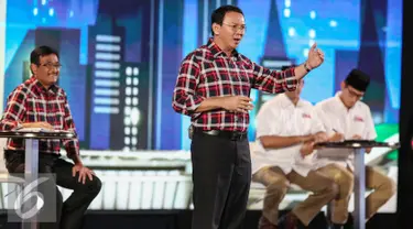 Cagub DKI nomor 2 Basuki T Purnama (Ahok) menjawab pertanyaan dari pasanganya lawannya saat debat kedua Cagub DKI-Jakarta, Jumat (27/1). (Liputan6.com/Faizal Fanani)