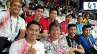 Tim ganda putra pelatnas Cipayung bulutangkis memberi dukungan atlet-atlet Indonesia yang tampil pada Asian Para Games 2018 di Istora Senayan, Kamis (11/10/2018). (PBSI)